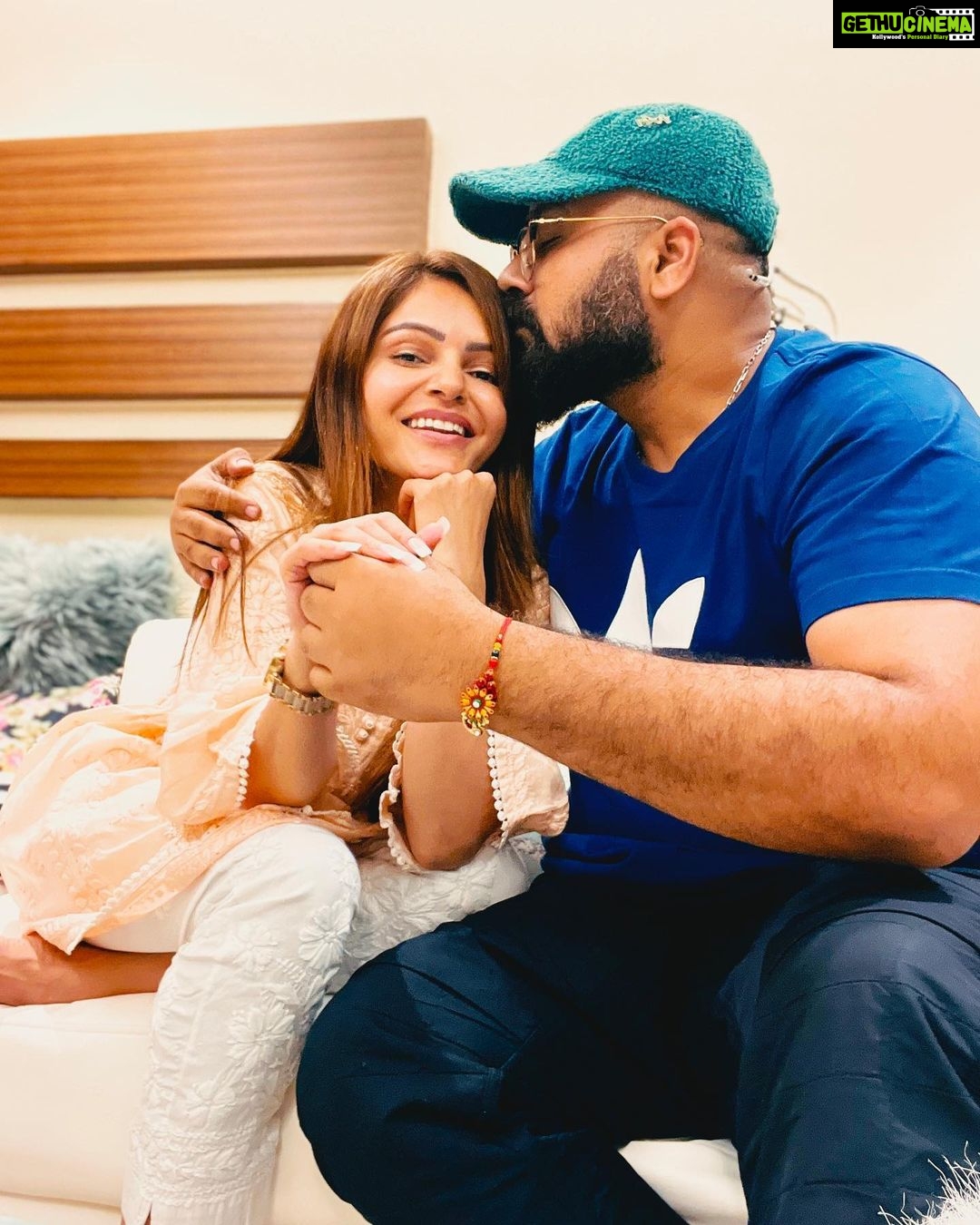 Rubina Dilaik Instagram - Duniya mein kahin bhi ho, jeevan mein kitne bhi vyast kyun na ho, Rakshabandhan k din hum zaroor milte hain ❤️…. #happy #rakshabandhan @faisal_miya__photuwale
