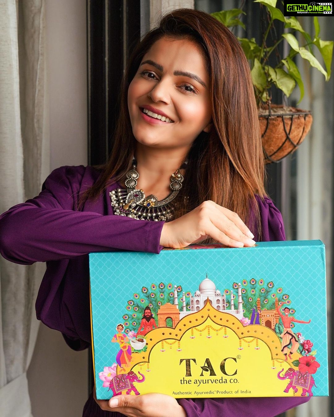 Rubina Dilaik Instagram - What are you gifting your siblings this Rakshabandhan? I've got it all figured out! I have decided to gift my siblings love and glow this Rakhi with @theayurvedaco Kumkumadi range! Happy Raksha Bandhan #AapkaApnaAyurveda #kumkumadi #SwitchToAyurveda Campaign by @ishreen_vadi