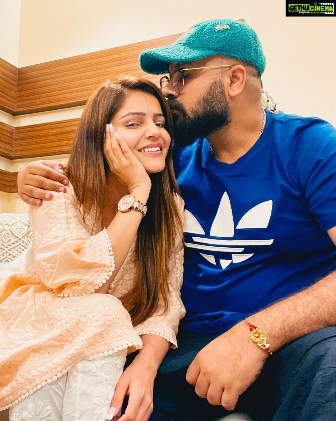 Rubina Dilaik Instagram - Duniya mein kahin bhi ho, jeevan mein kitne bhi vyast kyun na ho, Rakshabandhan k din hum zaroor milte hain ❤️…. #happy #rakshabandhan @faisal_miya__photuwale