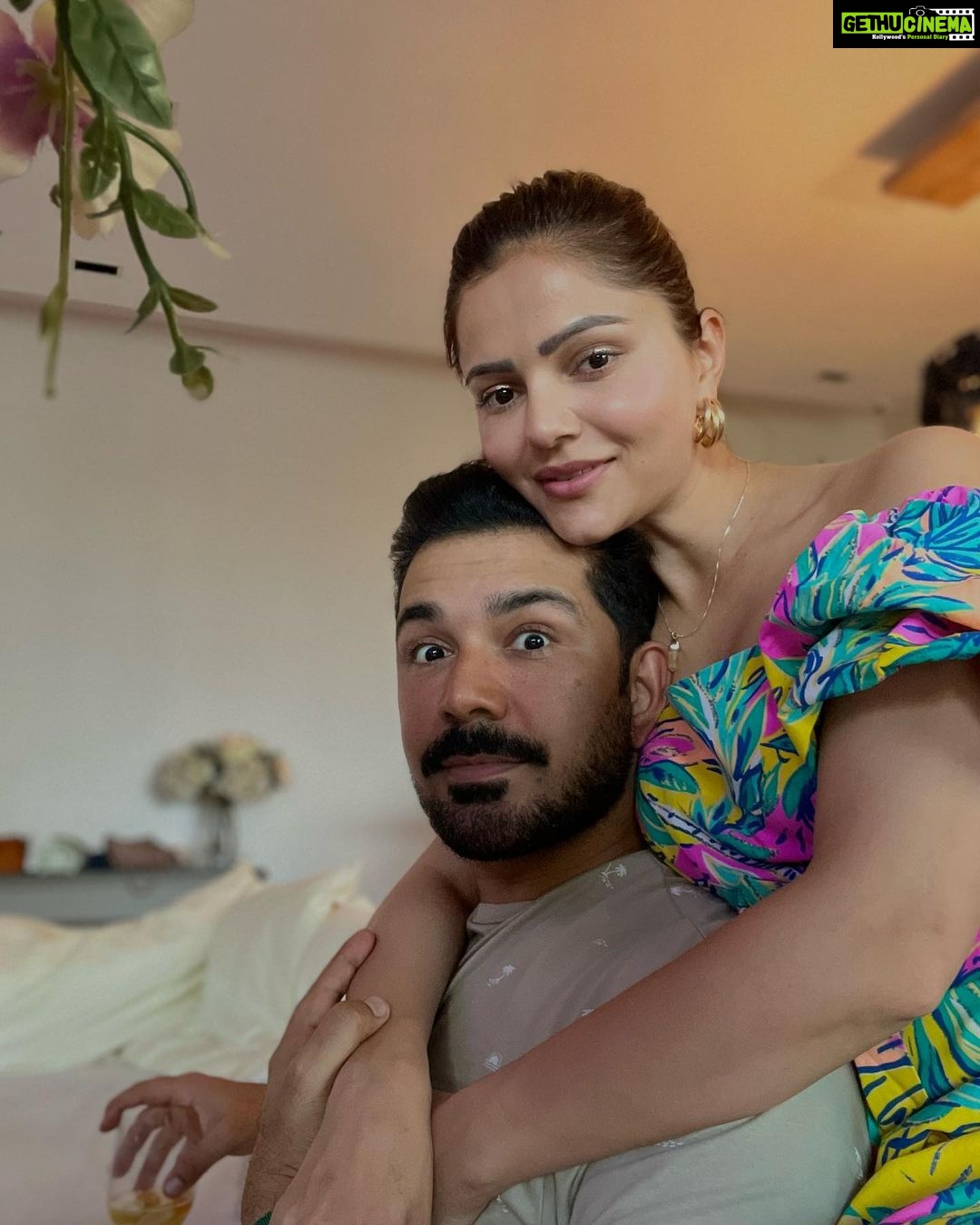 Rubina Dilaik Instagram - Love β€οΈ #blessed ππΌ Pre birthday celebration for our beautiful @surveenchawla π . . . . @ashukla09 @akshaythakker @keertikelkar @meghnachitalia @rizwan7896 @gazala24 @faisal_miya__photuwale @iamnehap @atulunadkat @makeupbymuskaaan