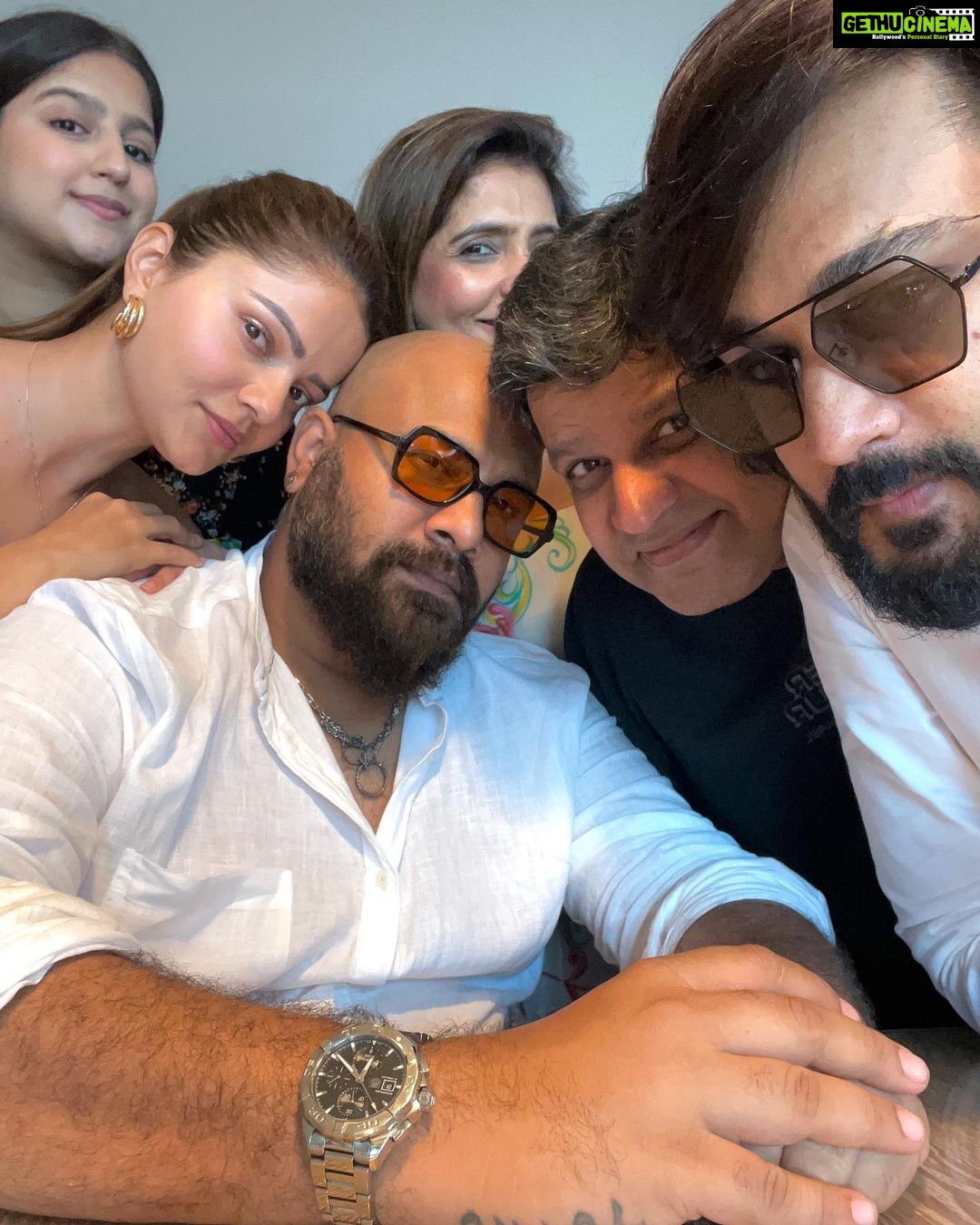 Rubina Dilaik Instagram - Love β€οΈ #blessed ππΌ Pre birthday celebration for our beautiful @surveenchawla π . . . . @ashukla09 @akshaythakker @keertikelkar @meghnachitalia @rizwan7896 @gazala24 @faisal_miya__photuwale @iamnehap @atulunadkat @makeupbymuskaaan