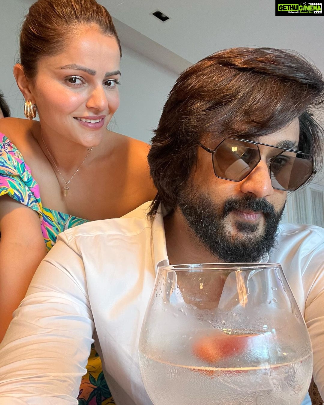 Rubina Dilaik Instagram - Love β€οΈ #blessed ππΌ Pre birthday celebration for our beautiful @surveenchawla π . . . . @ashukla09 @akshaythakker @keertikelkar @meghnachitalia @rizwan7896 @gazala24 @faisal_miya__photuwale @iamnehap @atulunadkat @makeupbymuskaaan