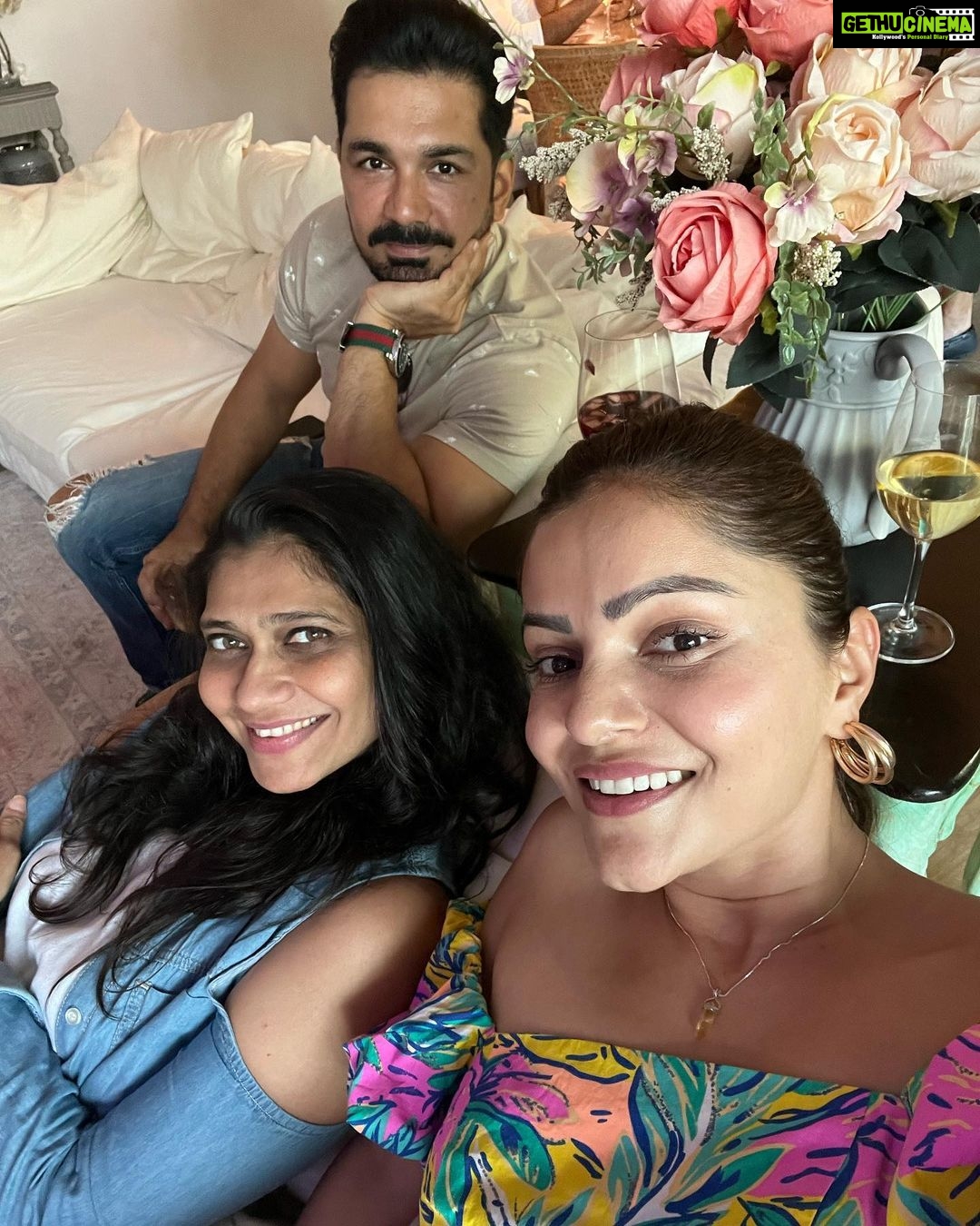 Rubina Dilaik Instagram - Love β€οΈ #blessed ππΌ Pre birthday celebration for our beautiful @surveenchawla π . . . . @ashukla09 @akshaythakker @keertikelkar @meghnachitalia @rizwan7896 @gazala24 @faisal_miya__photuwale @iamnehap @atulunadkat @makeupbymuskaaan