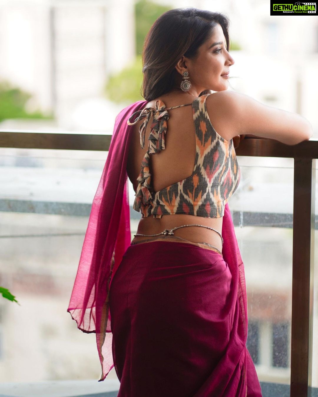 Sakshi Agarwal Instagram - Just your girl next door😍 . @styleandsmitten @raj_isaac_photography @umamakeoverartistry @makeupbyshyamala @fineshinejewels . #sakshiagarwal #biggboss #kollywood #sareelove #saree #sexyback Chennai, India