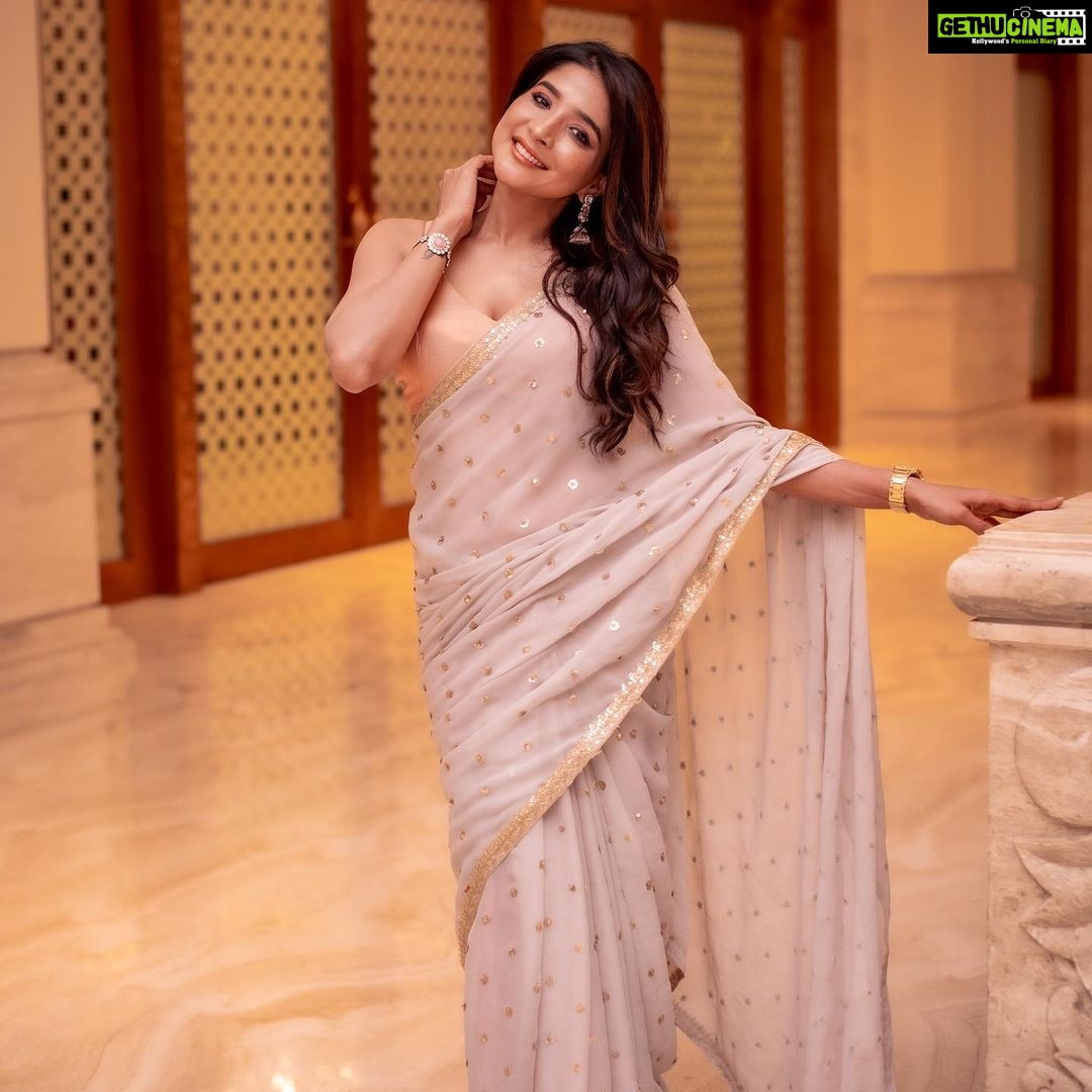 Sakshi Agarwal Instagram - She never cared for the crown. She preferred a sword🌟 . @thorkal_couture_official @murugeshmakeup_hair @fineshinejewels @vajiravelunatarajan @prosrivenkatesh . #sareelove #sakshiagarwal Chennai, India