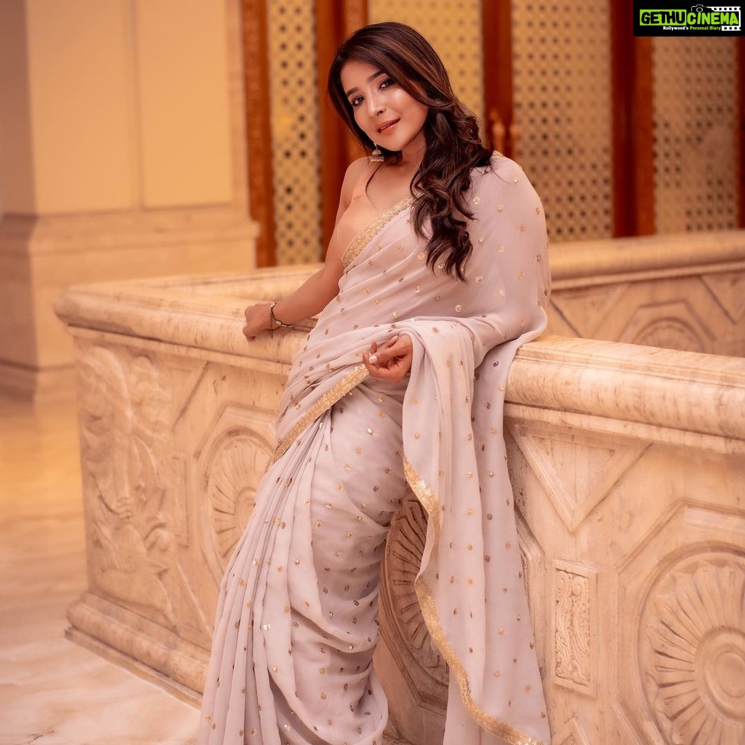 Sakshi Agarwal Instagram - She never cared for the crown. She preferred a sword🌟 . @thorkal_couture_official @murugeshmakeup_hair @fineshinejewels @vajiravelunatarajan @prosrivenkatesh . #sareelove #sakshiagarwal Chennai, India