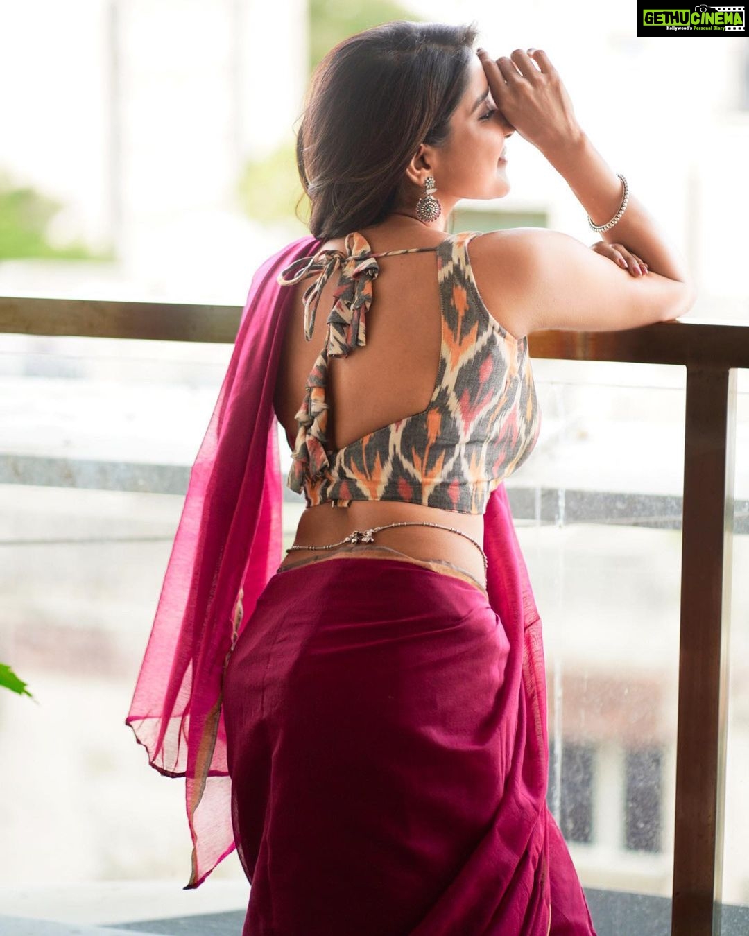 Sakshi Agarwal Instagram - Just your girl next door😍 . @styleandsmitten @raj_isaac_photography @umamakeoverartistry @makeupbyshyamala @fineshinejewels . #sakshiagarwal #biggboss #kollywood #sareelove #saree #sexyback Chennai, India