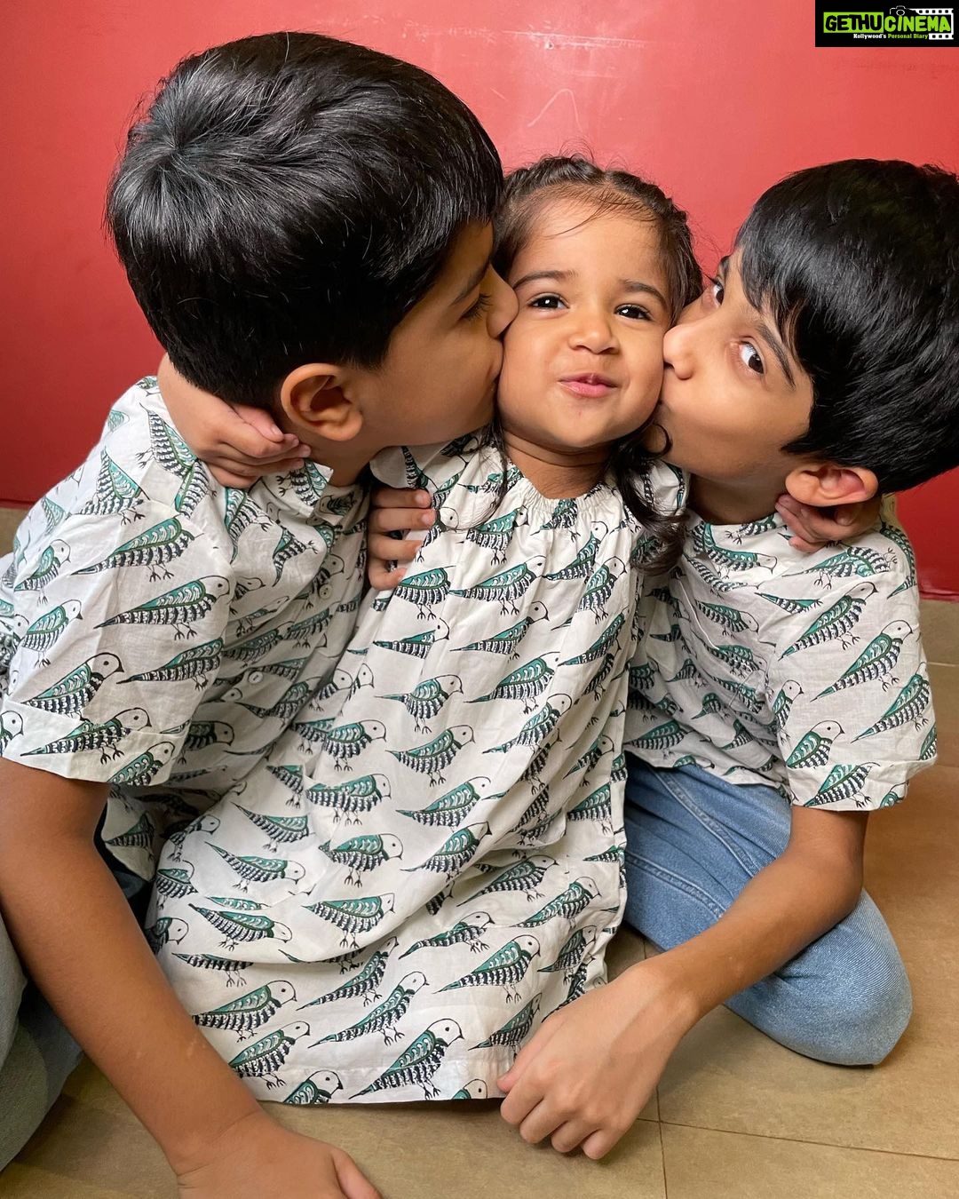 Sameera Reddy Instagram - Raksha Bandhan is celebrating sibling protection & security & I know Nyra will fiercely do that for her brothers as they will for her💃🏻Celebrating the sweetest sibling bond. Happy Raksha Bandhan ❤️💫 we miss you Nirvaan @therealmeghanareddy #rakshabandhan @diydayalishka love the handmade Rakhis😍