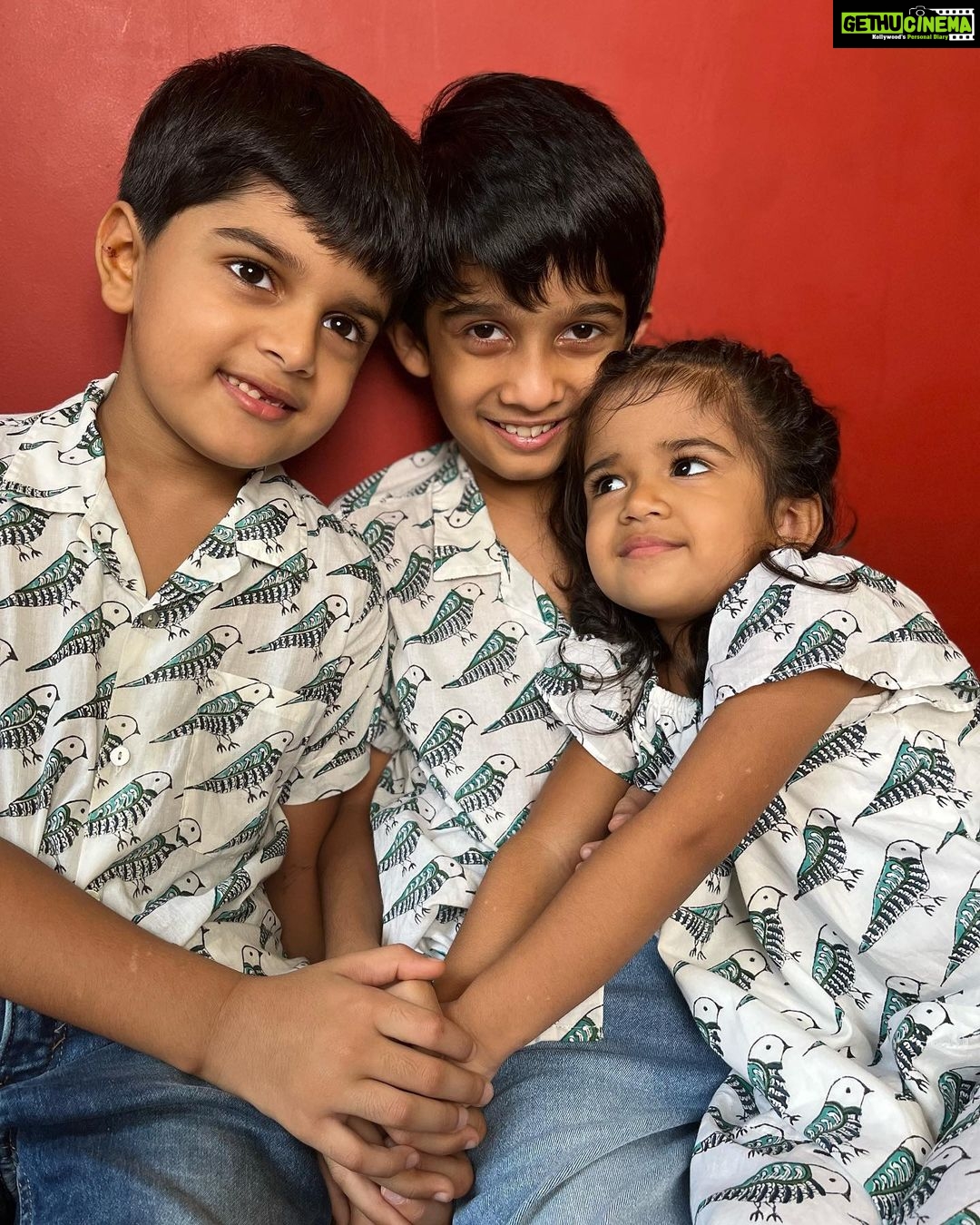 Sameera Reddy Instagram - Raksha Bandhan is celebrating sibling protection & security & I know Nyra will fiercely do that for her brothers as they will for her💃🏻Celebrating the sweetest sibling bond. Happy Raksha Bandhan ❤️💫 we miss you Nirvaan @therealmeghanareddy #rakshabandhan @diydayalishka love the handmade Rakhis😍
