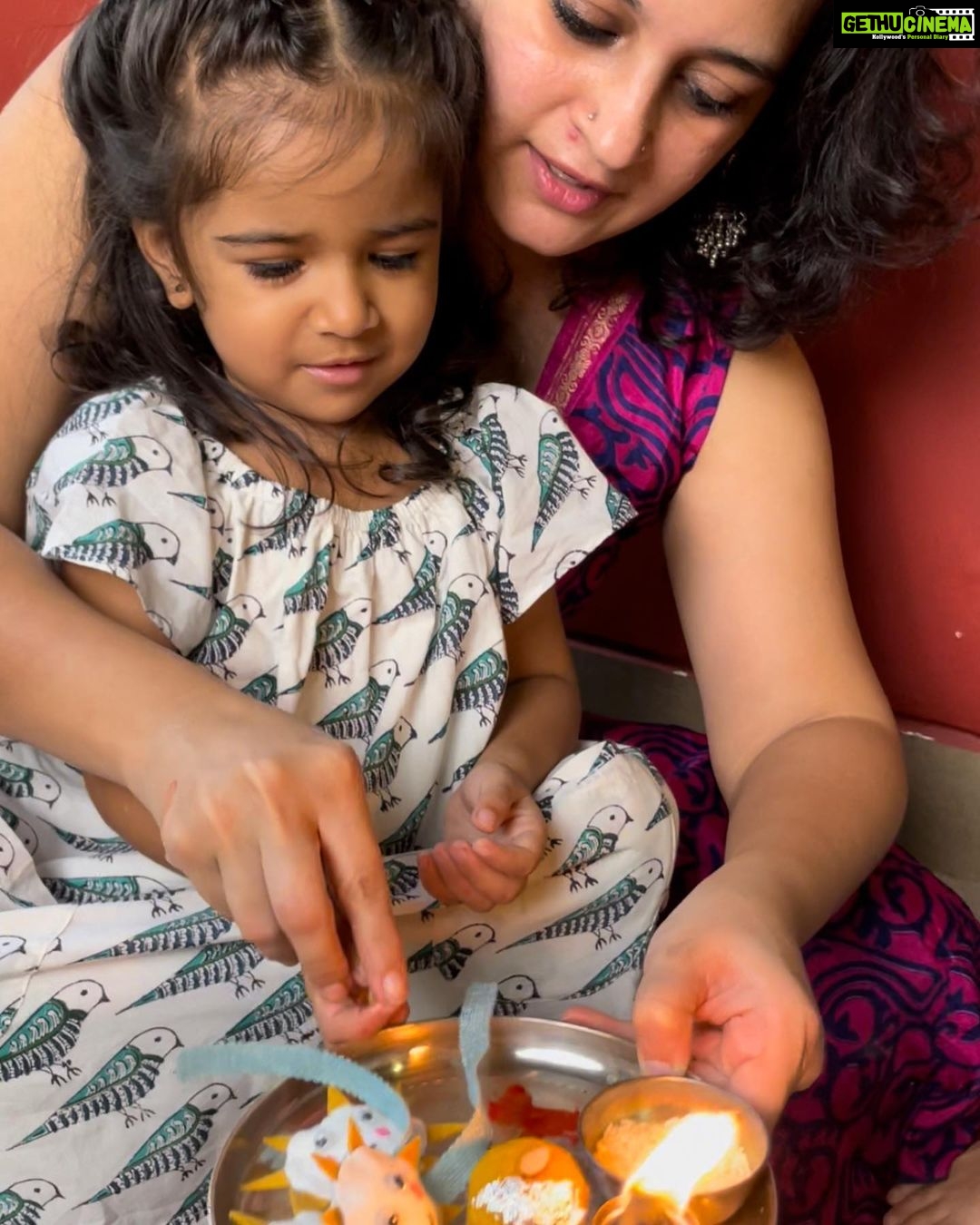 Sameera Reddy Instagram - Raksha Bandhan is celebrating sibling protection & security & I know Nyra will fiercely do that for her brothers as they will for her💃🏻Celebrating the sweetest sibling bond. Happy Raksha Bandhan ❤️💫 we miss you Nirvaan @therealmeghanareddy #rakshabandhan @diydayalishka love the handmade Rakhis😍