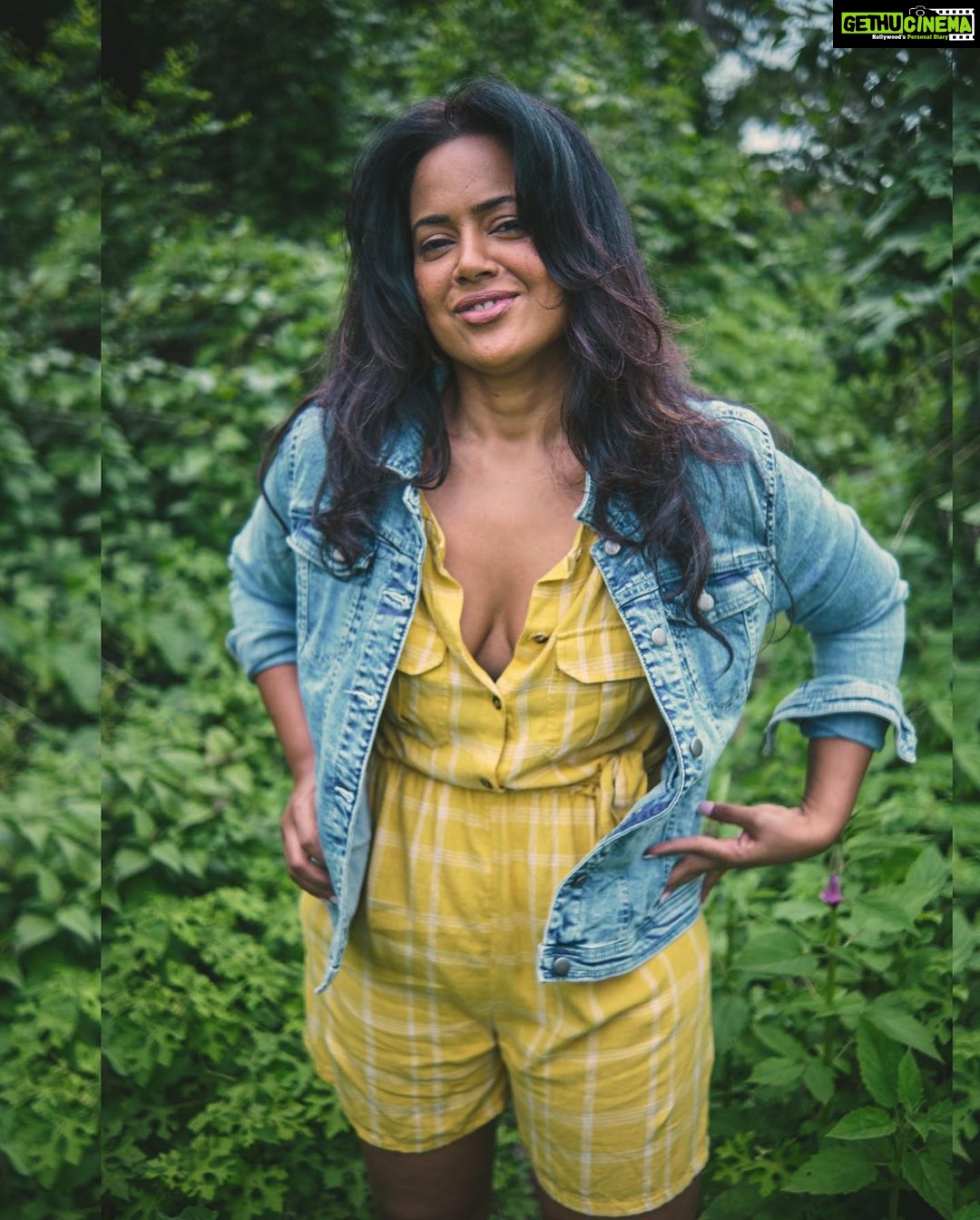 Sameera Reddy Instagram - I love my body, i am kind to my body. I wasted years worried about what the world thought of me . it took me so long to get here and i am grateful xx I’ve never been more comfortable in front of the camera with my cellulite & curves . Bodies change and we need to be more understanding and work towards a healthy & happy one🙌🏻 Don’t be so hard on yourself. Work positively with what you have , not what is expected ❤️ #selflove #imperfectlyperfect 📷 @pratidhani