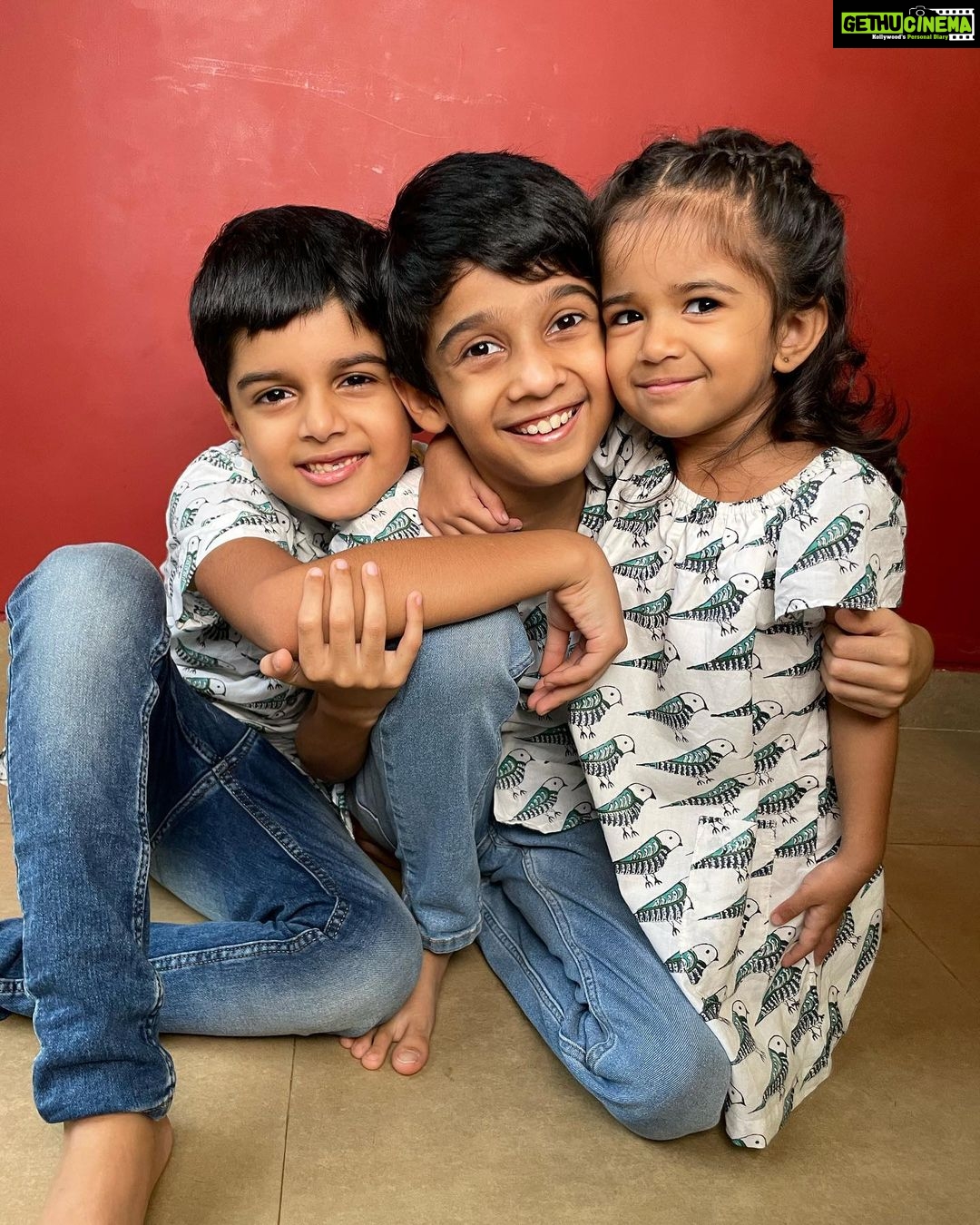 Sameera Reddy Instagram - Raksha Bandhan is celebrating sibling protection & security & I know Nyra will fiercely do that for her brothers as they will for her💃🏻Celebrating the sweetest sibling bond. Happy Raksha Bandhan ❤️💫 we miss you Nirvaan @therealmeghanareddy #rakshabandhan @diydayalishka love the handmade Rakhis😍