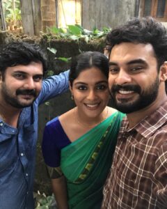 Samyuktha Menon Instagram - Throwback to those adipoli shoot days. With the writer @viniviswalal , vinieettan 😊😊 #theevandi @tovinothomas