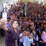 Samyuktha Menon Instagram - ഇടുക്കി വാഴത്തോപ്പ് സെന്റ് ജോർജ് സ്കൂളിലെ പിള്ളേർ ആണ്. മണ്ണിടിച്ചിലും വെള്ളത്തിന്റെ കുത്തൊഴുക്കും കണ്ടവരാണ് , അതിജീവിച്ചവരാണ്. ഈ ചിരി കേരളത്തിലെ എല്ലാവരുടെയും മുഖത്ത് വരുന്നവരെ #doforkerala . #wewillriseagain #navakeralam . Thank you @mathrubhumidotcom . Great initiative #keralathinorukaithangu .