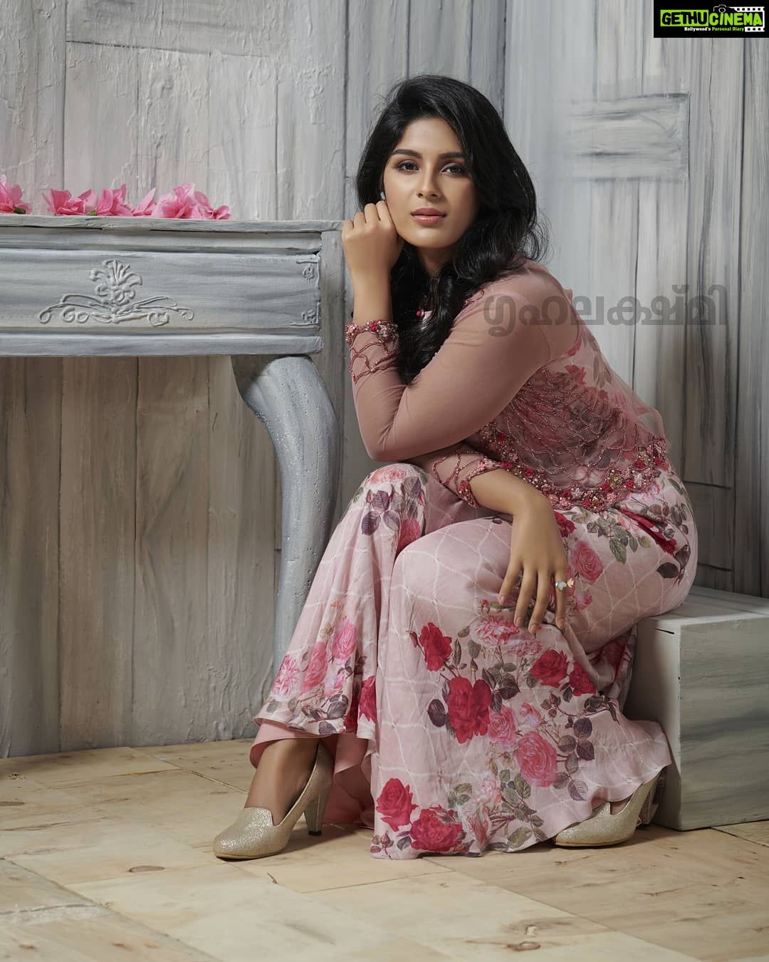 Samyuktha Menon Instagram - For Grihalakshmi. In a paislee design. MUA @unnips . @shafishakkeer photography #muchneededbreak