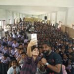 Samyuktha Menon Instagram – ഇടുക്കി വാഴത്തോപ്പ് സെന്റ് ജോർജ്  സ്കൂളിലെ പിള്ളേർ ആണ്. മണ്ണിടിച്ചിലും വെള്ളത്തിന്റെ കുത്തൊഴുക്കും കണ്ടവരാണ് , അതിജീവിച്ചവരാണ്. ഈ ചിരി കേരളത്തിലെ എല്ലാവരുടെയും മുഖത്ത് വരുന്നവരെ #doforkerala . #wewillriseagain #navakeralam . Thank you @mathrubhumidotcom . Great initiative #keralathinorukaithangu .