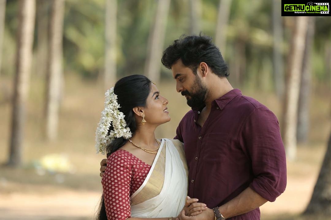 Samyuktha Menon Instagram - Million thanks for the million views ❤️ yes one million in 87 hours to be precise. Eeeee 😁😁😁😁 #keeploving #millionthanks #jeevamshamayi #theevandi #theteam #youtubetrending