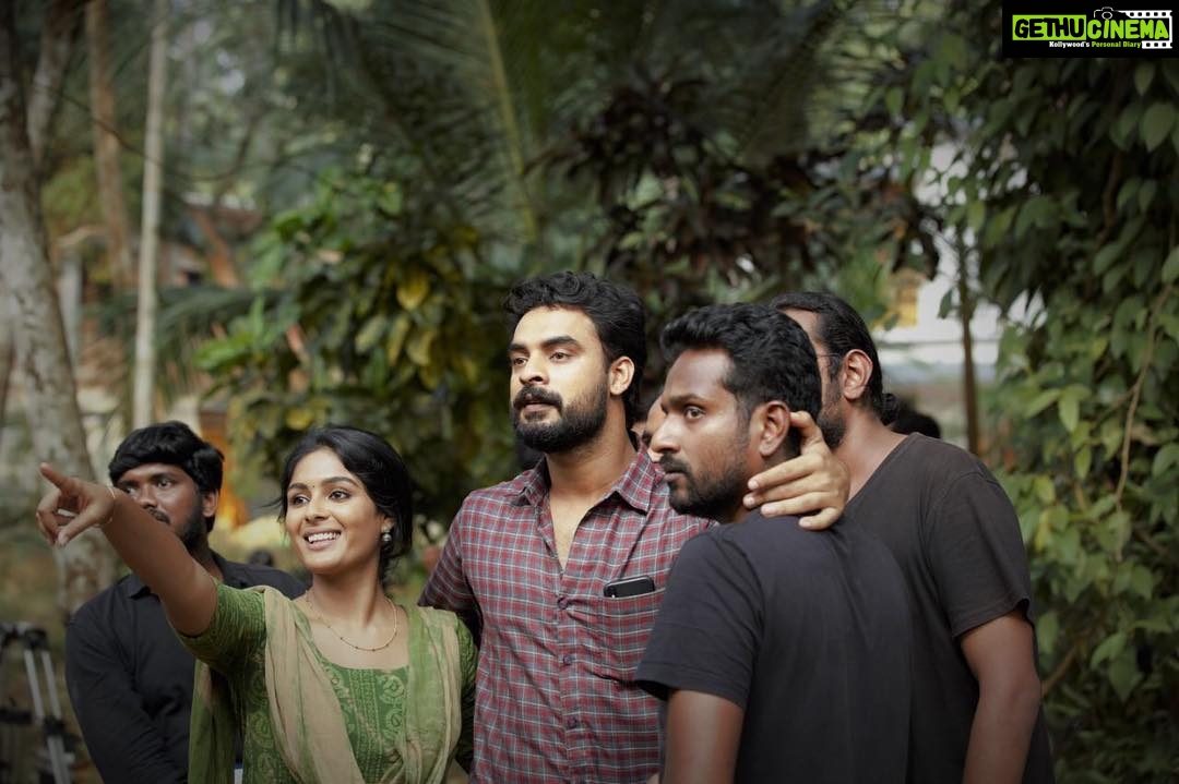 Samyuktha Menon Instagram - Dhe vinieettan @viniviswalal #theevandi #throwback #happiness