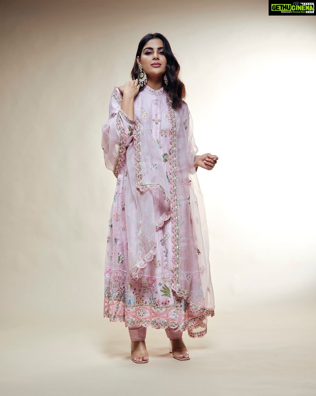 Samyuktha Menon Instagram - I can never be safe; I always try and go against the grain. As soon as I accomplish one thing, I just set a higher goal. That’s how I’ve gotten to where I am. ~ Beyoncé -- Outfit: @rahulmishra_7 Hair & Makeup : @sajithandsujith Photography : @tijojohnphotography --- #rahulmishra #couture #fashion #handcrafted #pink #indian #handwork #onestepcloser #indianwear #ethnicwear #vaathi #sir #instafashion #samoninsta