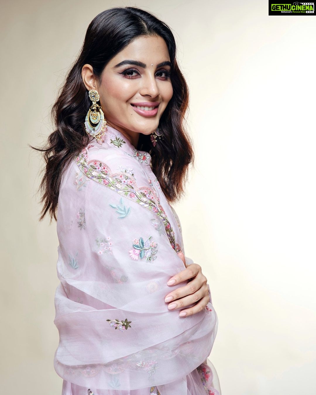 Samyuktha Menon Instagram - I can never be safe; I always try and go against the grain. As soon as I accomplish one thing, I just set a higher goal. That’s how I’ve gotten to where I am. ~ Beyoncé 2022 has begun on a sparkling note. -- Outfit: @rahulmishra_7 Hair & Makeup : @sajithandsujith Photography : @tijojohnphotography --- #rahulmishra #couture #fashion #handcrafted #pink #indian #handwork #onestepcloser #indianwear #ethnicwear #vaathi #sir #instafashion #samoninsta #samfam #smile
