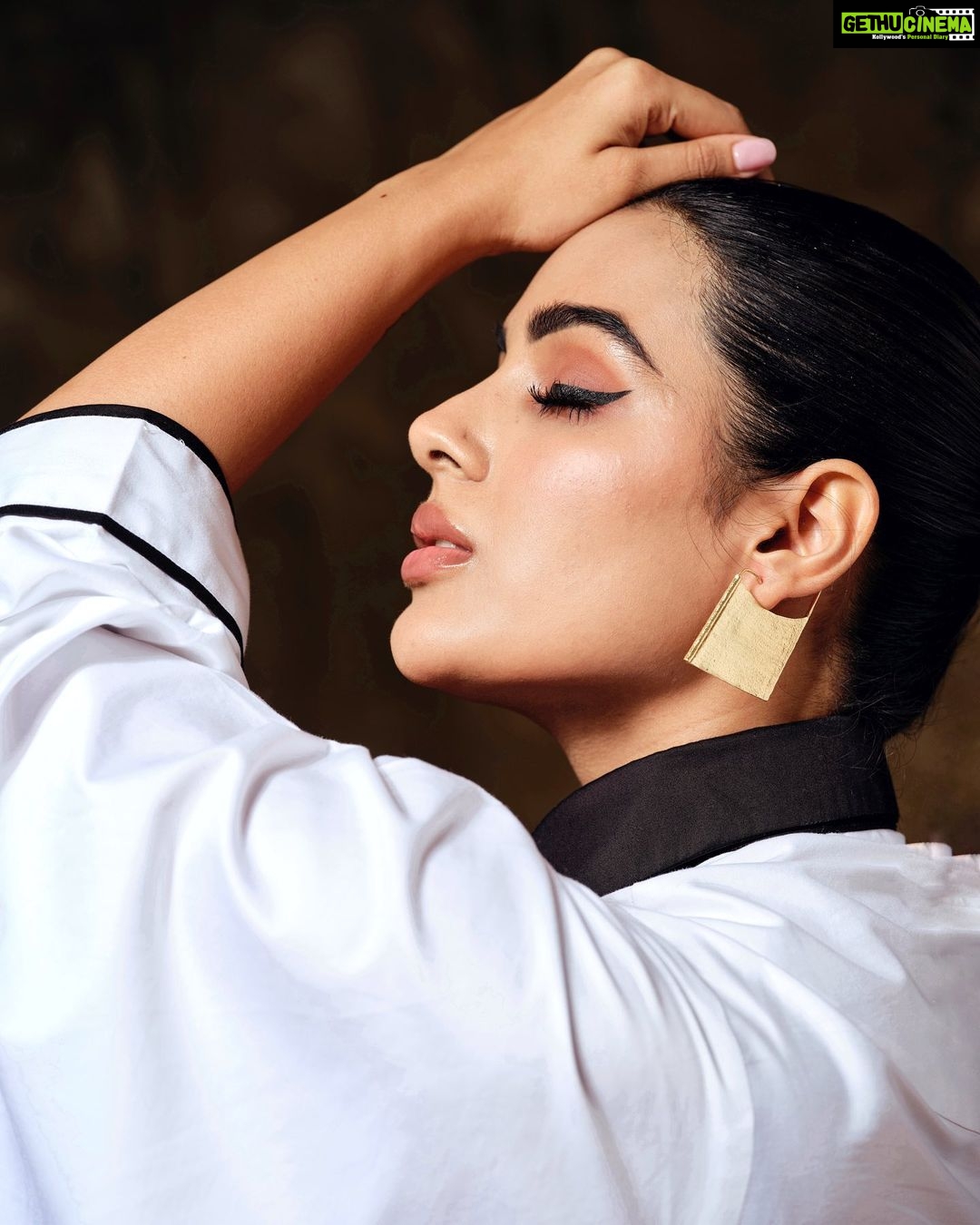Samyuktha Menon Instagram - A girl should be two things - Who and what she wants. ~ Audrey Hepburn Blessed is the season which engages the whole world in a conspiracy of love. Merry Christmas! And to all the cheer and joy it brings in our lives. šāØ Wearing : @corporastudio.in and @celia_palathinkal Hair & Makeup : @sajithandsujith Photographer: @tijojohnphotography