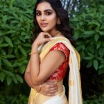 Samyuktha Menon Instagram - Its a special day today. Of new beginnings. Of one step closer to many things I always cherished to achieve as an actor. Embarking on this journey of many firsts, and seeking all the divine blessings. Clicked by @kalyanyasaswi ❤️ Saree @savetheloom_org ❤️ Jewellery @ttdevassy ❤️ MUA @nehabagga21 ❤️ Hair @sadhik314 @fairies_and_brides ❤️ Styled by @raji.raaga09 ❤️and @iamsamyuktha_ 😬 Save The Loom’s social impact work across Kerala takes a new direction with this Silk saree. It’s woven in signature Balarampuram traditional techniques. Painstakingly processed and handwoven by 41 year old Binu Kumar, who comes with a 22 year weaving experience. This exclusive saree with paisley motifs is dual sided and can be worn from either sides. The weaving is done using a traditional bamboo reed, enabling a distinct shine and texture. #balarampuram #handlooms #silk #keralakasavu #savetheloom #keralahandloom #weavers #saree #indianhandloom #handmade #handloom #artisans #handcrafted #socialimpact #fabricofthenation #womenempowerement #communityimpact #welfare #kaithari #textiles #indianfashion #luxury Trident, Hyderabad