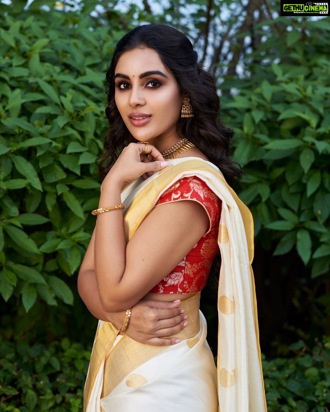 Samyuktha Menon Instagram - Its a special day today. Of new beginnings. Of one step closer to many things I always cherished to achieve as an actor. Embarking on this journey of many firsts, and seeking all the divine blessings. Clicked by @kalyanyasaswi ❤️ Saree @savetheloom_org ❤️ Jewellery @ttdevassy ❤️ MUA @nehabagga21 ❤️ Hair @sadhik314 @fairies_and_brides ❤️ Styled by @raji.raaga09 ❤️and @iamsamyuktha_ 😬 Save The Loom’s social impact work across Kerala takes a new direction with this Silk saree. It’s woven in signature Balarampuram traditional techniques. Painstakingly processed and handwoven by 41 year old Binu Kumar, who comes with a 22 year weaving experience. This exclusive saree with paisley motifs is dual sided and can be worn from either sides. The weaving is done using a traditional bamboo reed, enabling a distinct shine and texture. #balarampuram #handlooms #silk #keralakasavu #savetheloom #keralahandloom #weavers #saree #indianhandloom #handmade #handloom #artisans #handcrafted #socialimpact #fabricofthenation #womenempowerement #communityimpact #welfare #kaithari #textiles #indianfashion #luxury Trident, Hyderabad