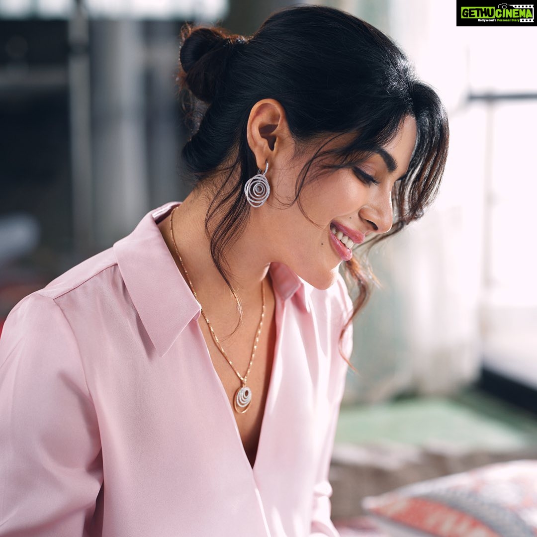 Samyuktha Menon Instagram - UNFORGETTABLE DIVO! Pretty in pastel pink? Yea and I'm soaking in the silent charm of this angelic diamond wear. On such shimmering days, I really feel entranced. I'm now exclusively yours, DIVO Diamonds. Thank you @ttdevassy for these sparkles you gift in our lives. #ExclusivelyYours #TTDevassy #TTDevassyJewellery #DivoDiamonds #divobytt #samyuktha