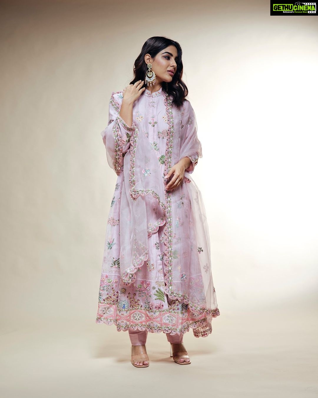 Samyuktha Menon Instagram - I can never be safe; I always try and go against the grain. As soon as I accomplish one thing, I just set a higher goal. That’s how I’ve gotten to where I am. ~ Beyoncé -- Outfit: @rahulmishra_7 Hair & Makeup : @sajithandsujith Photography : @tijojohnphotography --- #rahulmishra #couture #fashion #handcrafted #pink #indian #handwork #onestepcloser #indianwear #ethnicwear #vaathi #sir #instafashion #samoninsta