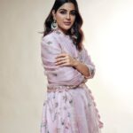 Samyuktha Menon Instagram - I can never be safe; I always try and go against the grain. As soon as I accomplish one thing, I just set a higher goal. That’s how I’ve gotten to where I am. ~ Beyoncé -- Outfit: @rahulmishra_7 Hair & Makeup : @sajithandsujith Photography : @tijojohnphotography --- #rahulmishra #couture #fashion #handcrafted #pink #indian #handwork #onestepcloser #indianwear #ethnicwear #vaathi #sir #instafashion #samoninsta
