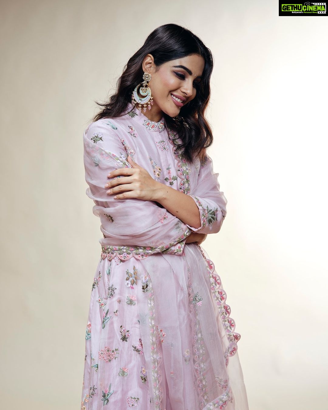 Samyuktha Menon Instagram - I can never be safe; I always try and go against the grain. As soon as I accomplish one thing, I just set a higher goal. That’s how I’ve gotten to where I am. ~ Beyoncé -- Outfit: @rahulmishra_7 Hair & Makeup : @sajithandsujith Photography : @tijojohnphotography --- #rahulmishra #couture #fashion #handcrafted #pink #indian #handwork #onestepcloser #indianwear #ethnicwear #vaathi #sir #instafashion #samoninsta
