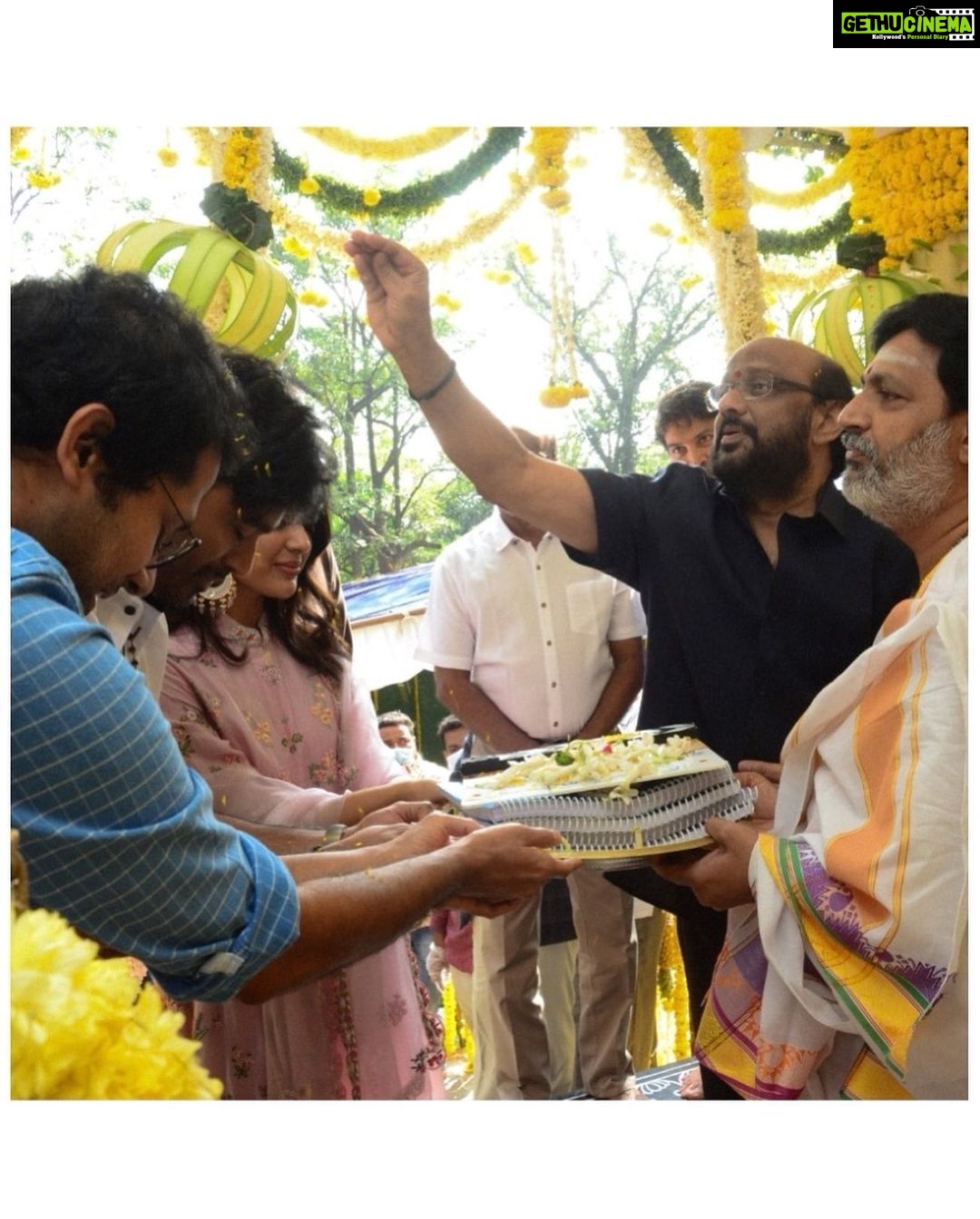 Samyuktha Menon Instagram - An Auspicious start to an Ambitious Journey of a common man♥️ #Vaathi / #Sir took off today with a Pooja. Regular Shoot starts from 5th Jan! #SIRMovie @dhanushkraja @venky_atluri @gvprakash @dineshkrishnandop @nagavamsi19 #SaiSoujanya @fortune4cinemas @sitharaentertainments
