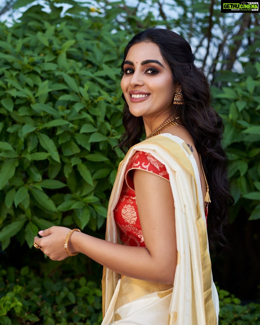 Samyuktha Menon Instagram - Its a special day today. Of new beginnings. Of one step closer to many things I always cherished to achieve as an actor. Embarking on this journey of many firsts, and seeking all the divine blessings. Clicked by @kalyanyasaswi ❤️ Saree @savetheloom_org ❤️ Jewellery @ttdevassy ❤️ MUA @nehabagga21 ❤️ Hair @sadhik314 @fairies_and_brides ❤️ Styled by @raji.raaga09 ❤️and @iamsamyuktha_ 😬 Save The Loom’s social impact work across Kerala takes a new direction with this Silk saree. It’s woven in signature Balarampuram traditional techniques. Painstakingly processed and handwoven by 41 year old Binu Kumar, who comes with a 22 year weaving experience. This exclusive saree with paisley motifs is dual sided and can be worn from either sides. The weaving is done using a traditional bamboo reed, enabling a distinct shine and texture. #balarampuram #handlooms #silk #keralakasavu #savetheloom #keralahandloom #weavers #saree #indianhandloom #handmade #handloom #artisans #handcrafted #socialimpact #fabricofthenation #womenempowerement #communityimpact #welfare #kaithari #textiles #indianfashion #luxury Trident, Hyderabad