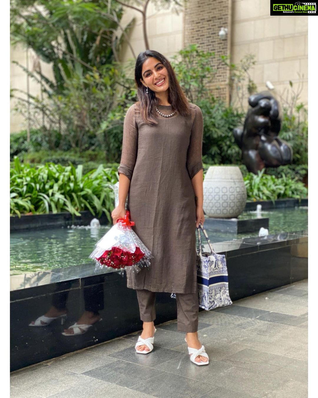 Samyuktha Menon Instagram - Live. Existing is too mainstream😉 Styled by @raji.raaga09 Swipe left to see me closer 😉 #classic #brown #hues #simple #keepitclassy #elegant #samoninsta #samfam #browntones #shadesofbrown The Ritz-Carlton, Bangalore