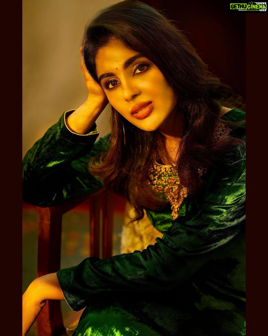 Samyuktha Menon Instagram - When your passion defines you more than your looks..that’s when you are truly beautiful 😊✨ Wearing @labelvarsha Captured by @aghil_menon MUA @sajithandsujith My team @reeltribe @hrushee_ @neethungeo #passion #ilovemywork #work #photoshoot #latest #photography #potraits #girlbuildinganempire #empress #samoninsta #talesofsam #iamsamyuktha #instasam #love #job #instanew #beautiful #instapretty #photoftheday #postoftheday #mondayblues #mondaymood #theweekthatis Brunton Boatyard, CGH Earth