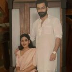 Samyuktha Menon Instagram – അച്ചായാ ,

കയ്യിൽ ഒതുങ്ങാതെ എല്ലാം ഒടുങ്ങും എന്ന് തോന്നുമ്പോഴും , കേസ് ജയിക്കാൻ ഇത്രേം ഒക്കെ വേണോ എന്ന് ചോദിക്കുമ്പോഴും , ആ കണ്ണുകളിലെ തീ കെടാതെ കാത്തുസൂക്ഷിക്കുന്നത് ഞാൻ നോക്കി നിന്നിട്ടുണ്ട് . കടന്നു പോയതിനെല്ലാം ഇപ്പുറം , ഇന്ന് മലയാളം ആ തീയേ നെഞ്ചോട് ചേർക്കുന്നത് കാണുമ്പോൾ പറഞ്ഞാൽ തീരാത്ത സന്തോഷം മാത്രം. ആ തീ ഇന്ന് തുടക്കം കുറിച്ചിരിക്കുന്നത് തീരാത്ത ആഘോഷങ്ങൾക്കാണ്. ആൾക്കൂട്ടങ്ങൾക്കിപ്പുറത് തികഞ്ഞ സ്നേഹത്തോടെ, മനസ്സ് നിറഞ്ഞ ചിരിയോടെ, ചെന്നായ് കൂട്ടങ്ങളെ വിറപ്പിക്കുന്ന വീറും വാശിയും ആവാഹിച്ച ആൾരൂപമായ കടുവയെ കൗതുകത്തോടെ നോക്കി നിന്നുകൊണ്ട്, ഞാനുമുണ്ട് ..

സ്വന്തം ,

എൽസ 

#kaduva #runningsuccessfully #prithvirajsukumaran #shajikailas #vivekoberoi #magicframes #intheatresnow #elsakaduvakunnel #iamsamyuktha Mundakayam