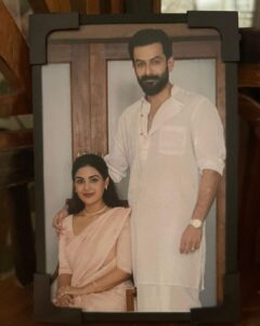 Samyuktha Menon Instagram - അച്ചായാ , കയ്യിൽ ഒതുങ്ങാതെ എല്ലാം ഒടുങ്ങും എന്ന് തോന്നുമ്പോഴും , കേസ് ജയിക്കാൻ ഇത്രേം ഒക്കെ വേണോ എന്ന് ചോദിക്കുമ്പോഴും , ആ കണ്ണുകളിലെ തീ കെടാതെ കാത്തുസൂക്ഷിക്കുന്നത് ഞാൻ നോക്കി നിന്നിട്ടുണ്ട് . കടന്നു പോയതിനെല്ലാം ഇപ്പുറം , ഇന്ന് മലയാളം ആ തീയേ നെഞ്ചോട് ചേർക്കുന്നത് കാണുമ്പോൾ പറഞ്ഞാൽ തീരാത്ത സന്തോഷം മാത്രം. ആ തീ ഇന്ന് തുടക്കം കുറിച്ചിരിക്കുന്നത് തീരാത്ത ആഘോഷങ്ങൾക്കാണ്. ആൾക്കൂട്ടങ്ങൾക്കിപ്പുറത് തികഞ്ഞ സ്നേഹത്തോടെ, മനസ്സ് നിറഞ്ഞ ചിരിയോടെ, ചെന്നായ് കൂട്ടങ്ങളെ വിറപ്പിക്കുന്ന വീറും വാശിയും ആവാഹിച്ച ആൾരൂപമായ കടുവയെ കൗതുകത്തോടെ നോക്കി നിന്നുകൊണ്ട്, ഞാനുമുണ്ട് .. സ്വന്തം , എൽസ #kaduva #runningsuccessfully #prithvirajsukumaran #shajikailas #vivekoberoi #magicframes #intheatresnow #elsakaduvakunnel #iamsamyuktha Mundakayam