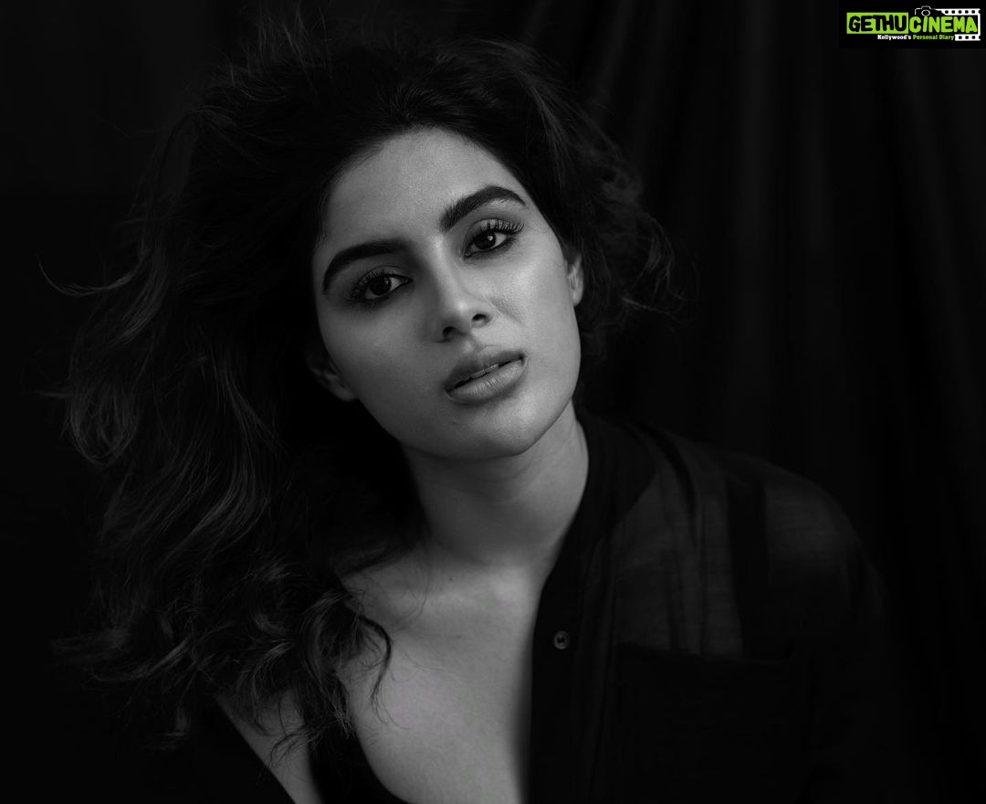Samyuktha Menon Instagram - I don't believe in playing hard to get. I like to be hard to forget π @akshay.rao.visuals @nehaavchander #blackandwhite #colorless #soulful #tones #undertones #minorscales #grey #greyscales #blackandwhitephotography #b&wphotography #life #journey #findyourself #instasam #samoninsta #talesofsam #iamsamyuktha #girlbuildinganempire #instab&w #portraits #portraitphotography #muse #shadesoflife #photooftheday #black #white #instablack #instawhite