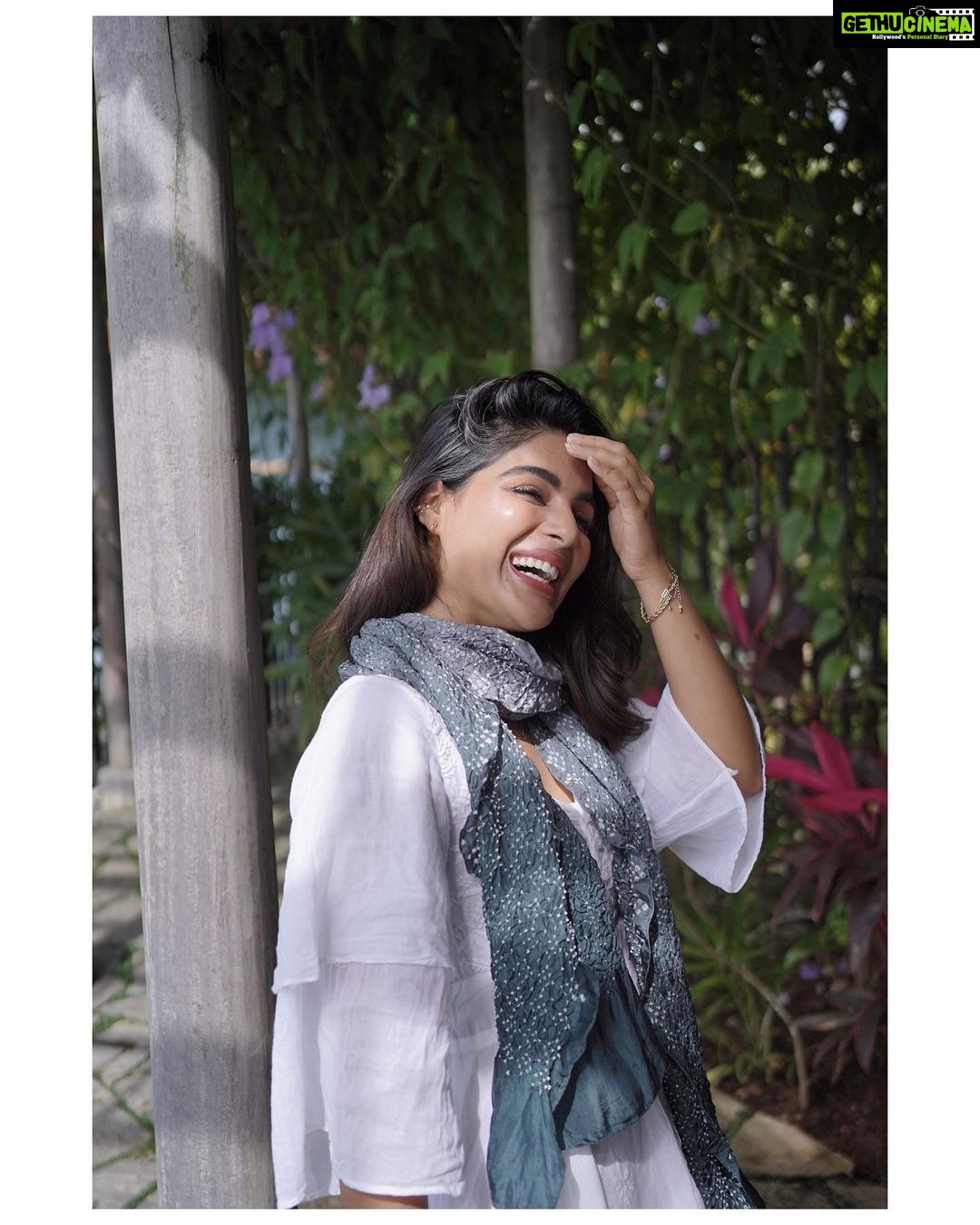 Samyuktha Menon Instagram - Your turn to make me laugh like this π Comment below - to what joke would I have laughed like this π Will be pinning 2 really good ones! πΈ @ujjwal_m_ #laugh #joketime #commentbelow #laughoutloud #lol #instalaugh #instamood #instalol #happytimes #letsdothis #laughtherapy #therapy #youandme #tumaurhum #together #us #letslaugh #samoninsta #instasam #talesofsam #iamsamyuktha #makingmemories #instahappy