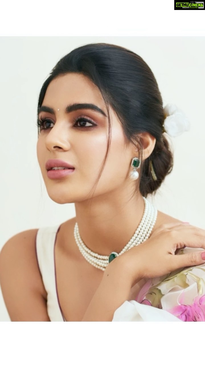 Samyuktha Menon Instagram - Making Love to Work & Passion ✨❤️ 📸 @akshay.rao.visuals In @surbhisoniindia @the_jewel_gallery MUA @nehaavchander Styled by @raji.raaga09 Shoot Coordination : @reeltribe @neethungeo Reel edits : @hrushee_ #saree #photography #sareephotography #sareelove #instasaree #floral #floralprints #reels #instareels #fashionreels #reeloftheday #trendingreels #feelitreelit #reelsofinstagram #instaphoto #instashoot #photoshoot #samoninsta #talesofsam #instasam #iamsamyuktha