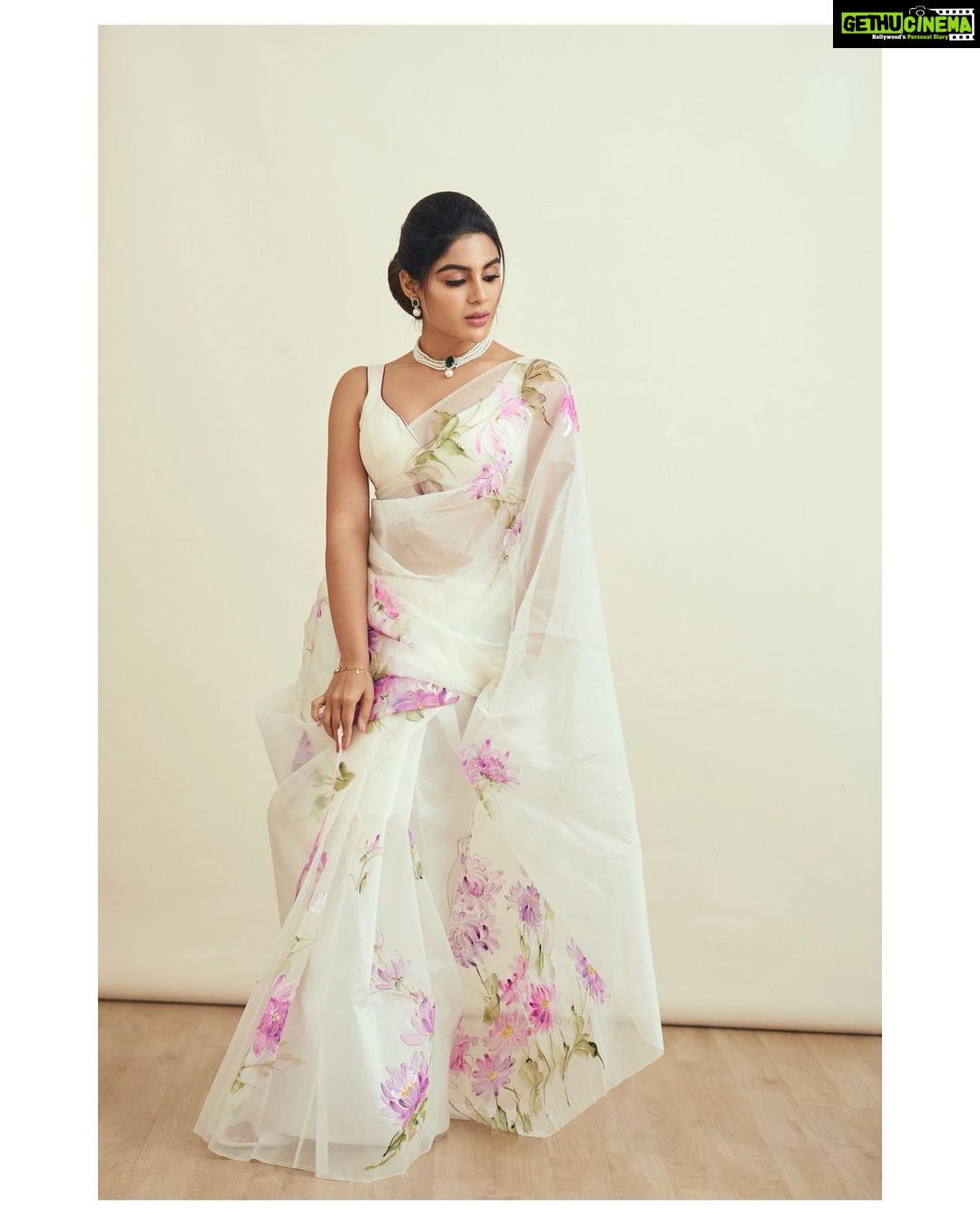Samyuktha Menon Instagram - Priceless, Limitless and Savage - A queen always dresses to kill, but tastefully π₯π πΈ @akshay.rao.visuals In @surbhisoniindia @the_jewel_gallery MUA @nehaavchander Styled by @raji.raaga09 #fierce #fire #tasteful #kill #dressup #instalike #thequeen #queenlike #queen #royal #floral #success #smile #instaqueen #instaprints #potraitphotography #potraits #damsel #happiness #samoninsta #talesofsam #instasam #iamsamyuktha #instamood #filmfare #sareelove #sareepic #saree #instasaree #ootd