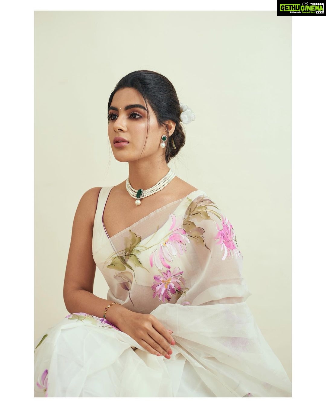 Samyuktha Menon Instagram - Priceless, Limitless and Savage - A queen always dresses to kill, but tastefully π₯π πΈ @akshay.rao.visuals In @surbhisoniindia @the_jewel_gallery MUA @nehaavchander Styled by @raji.raaga09 #fierce #fire #tasteful #kill #dressup #instalike #thequeen #queenlike #queen #royal #floral #success #smile #instaqueen #instaprints #potraitphotography #potraits #damsel #happiness #samoninsta #talesofsam #instasam #iamsamyuktha #instamood #filmfare #sareelove #sareepic #saree #instasaree #ootd