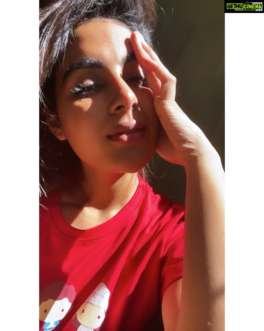 Samyuktha Menon Instagram - Kind of sunkissed from my stroll on YouTube this morning, because you know what’s hot and trending ? Kaduva’s latest teaser ! 😍 Have you watched it yet ? #shootdiaries #kaduva #teaser #trending #newrelease #sunkissed #blimeygood #instared Kanjirapalli