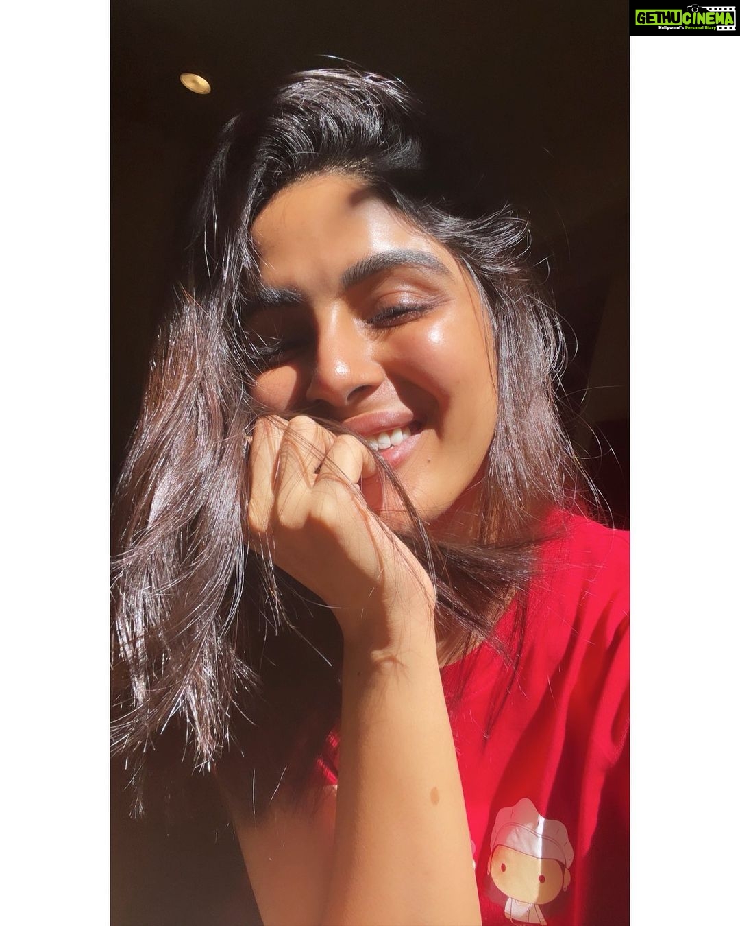 Samyuktha Menon Instagram - Kind of sunkissed from my stroll on YouTube this morning, because you know what’s hot and trending ? Kaduva’s latest teaser ! 😍 Have you watched it yet ? #shootdiaries #kaduva #teaser #trending #newrelease #sunkissed #blimeygood #instared Kanjirapalli