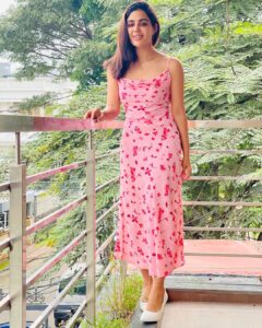 Samyuktha Menon Instagram - Being a beautiful pink cupcake in a world full of muffins 🥰🧁 @dr.sonia_raghukumar 😁 #pinklove #pinkisbae #cupcake #muffins #happyplace #instapink #feltcute
