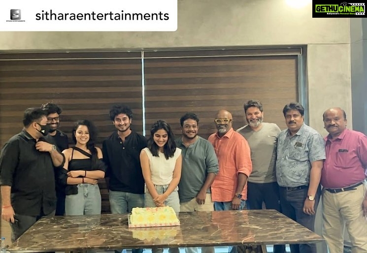 Samyuktha Menon Instagram - Posted @withregram • @sitharaentertainments Team #BheemlaNayak celebrating the MASSIVE RAMPAGE of #LalaBheemlaSong, the Most Viewed South Indian Song in 24Hrs🤙💥 ➡️ https://youtu.be/Enzj9nTHiEc ✍️#Trivikram 🥁@musicthaman 🎤@arunkaundinya #BheemlaNayak #PawanKalyan @ranadaggubati #SaagarKChandra @nithyamenen @iamsamyuktha_ @dop007 @navinnooli @nagavamsi19 @adityamusicindia