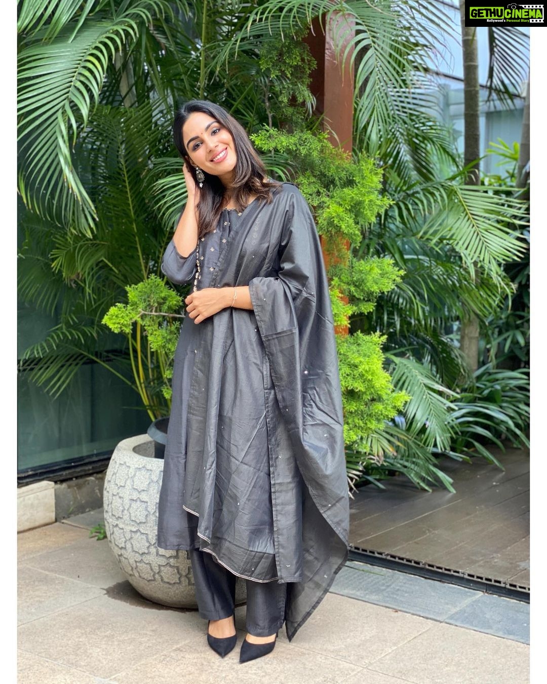 Samyuktha Menon Instagram - She has the power to drown you, softness to cleanse you and depth to save you. Celebrating the divine feminine energy ! Styled by @raji.raaga09 #feminine #energy #deep #powerful #soft #she #powerful #love #samoninsta #samfam