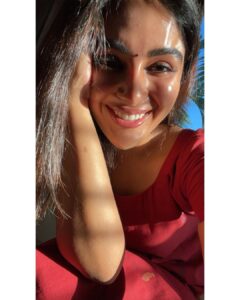 Samyuktha Menon Instagram - At times it is difficult to choose 🤷🏻‍♀️ So tell me guys , which one did u like ? 😁 #shootday #shoot #sunlight #playingwithlight #blahblahblah Hyderabad