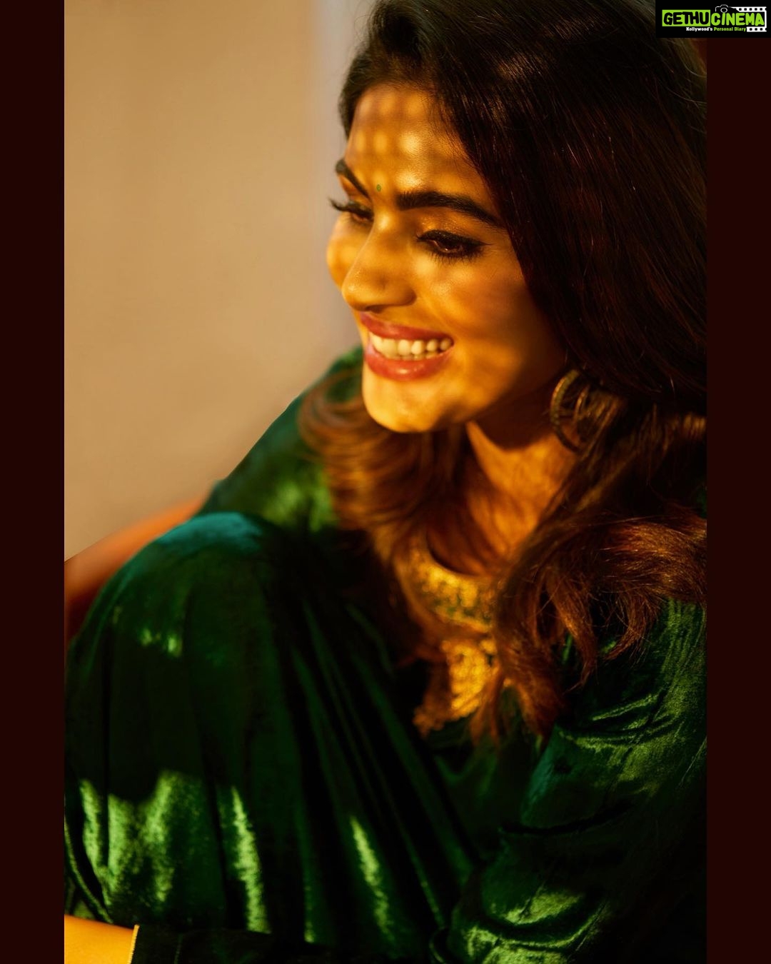 Samyuktha Menon Instagram - When your passion defines you more than your looks..that’s when you are truly beautiful 😊✨ Wearing @labelvarsha Captured by @aghil_menon MUA @sajithandsujith My team @reeltribe @hrushee_ @neethungeo #passion #ilovemywork #work #photoshoot #latest #photography #potraits #girlbuildinganempire #empress #samoninsta #talesofsam #iamsamyuktha #instasam #love #job #instanew #beautiful #instapretty #photoftheday #postoftheday #mondayblues #mondaymood #theweekthatis Brunton Boatyard, CGH Earth