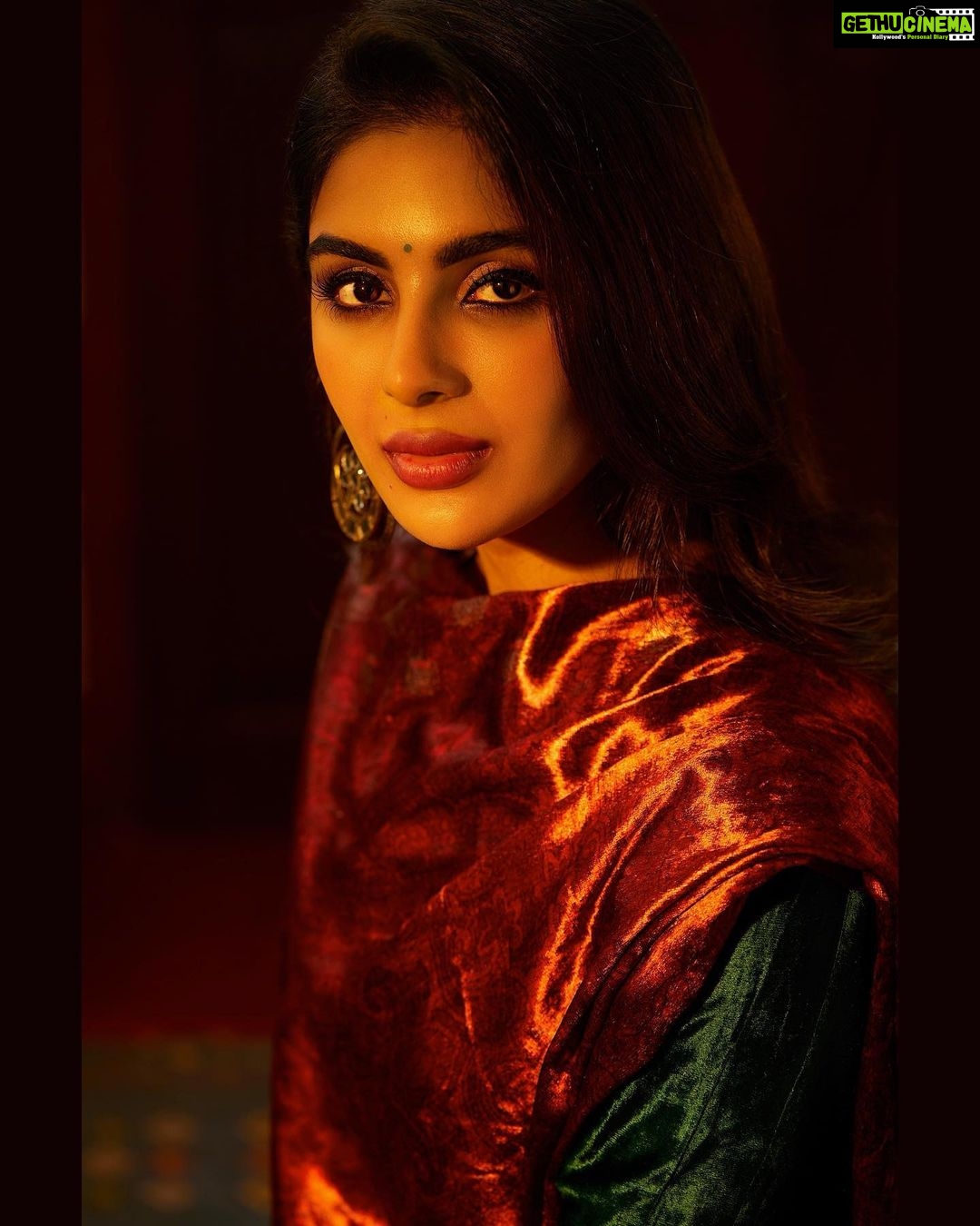 Samyuktha Menon Instagram - When your passion defines you more than your looks..that’s when you are truly beautiful 😊✨ Wearing @labelvarsha Captured by @aghil_menon MUA @sajithandsujith #passion #ilovemywork #work #photoshoot #latest #photography #potraits #girlbuildinganempire #empress #samoninsta #talesofsam #iamsamyuktha #instasam #love #job #instanew #beautiful #instapretty #photoftheday #postoftheday #mondayblues #mondaymood #theweekthatis Brunton Boatyard, CGH Earth